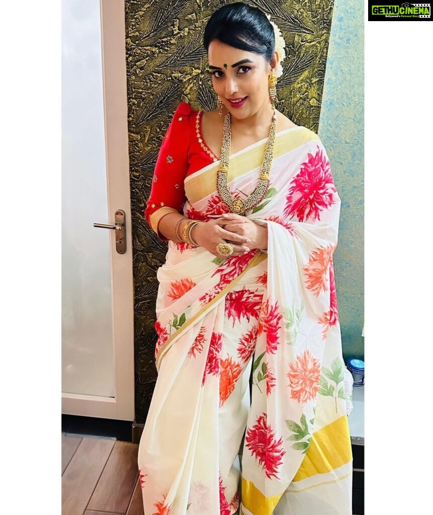 Shweta Menon Instagram - Being traditional is being classy …❤️ Beautiful handprinted saree from @turmerikofficial paired with handcrafted blouse from @raimes_designerboutique Accessories: @seeruscollections MUA : @avinash_s_chetia #stylingdiaries #shwethamenon #drapetales #saree
