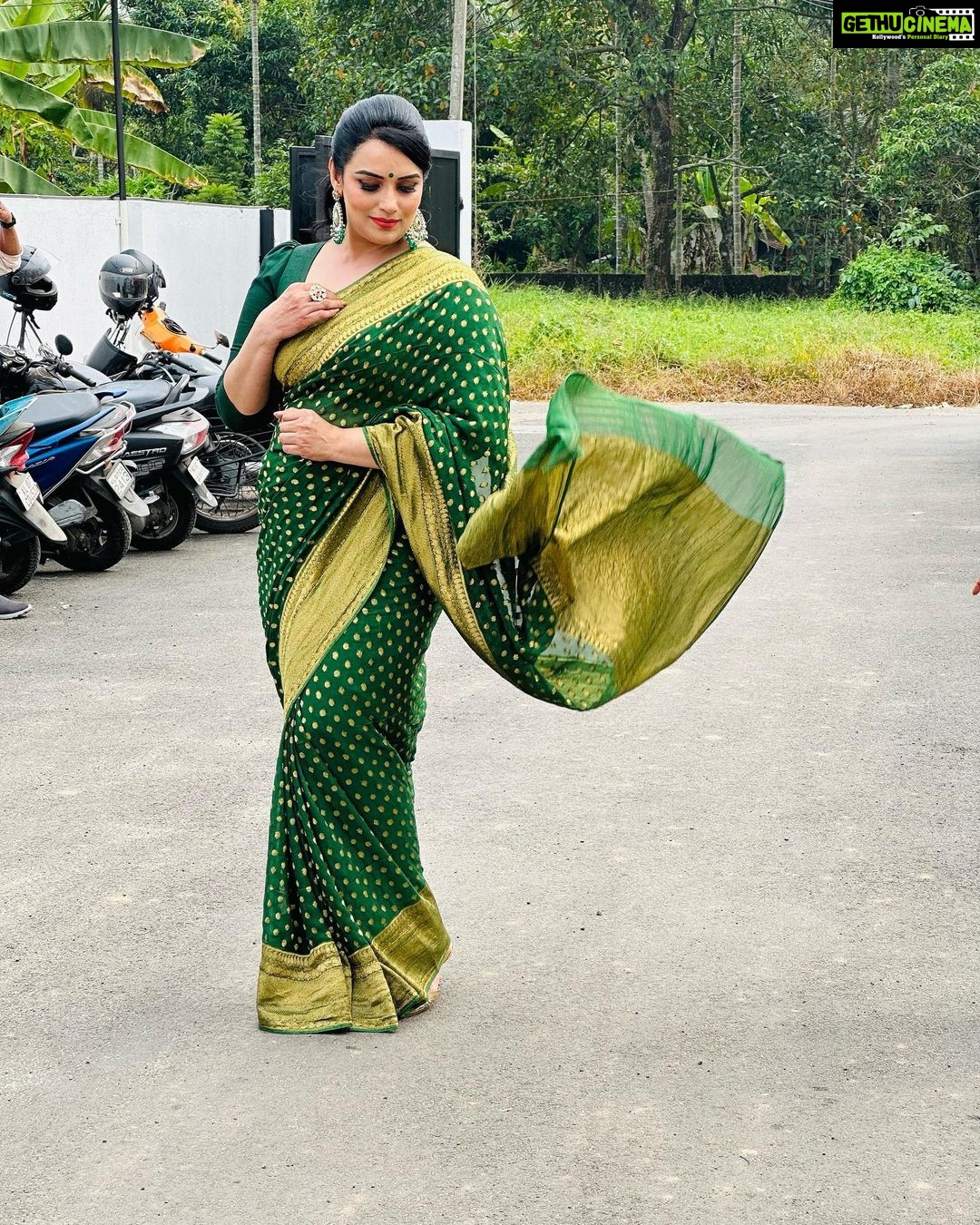 Shweta Menon Instagram - Asianet shooting with my sweet sister …………… Makeup & hairstyle………… Actress @shwetha_menon Makeup artist @avinash_s_chetia @sonybaby156 💃💃💅💅💄💋💋🌹🌹❤️❤️🥰🥰😍😍😘😘💓💓💞💞💝💝💖💖💗💗💕💕🌞🌞🛕🛕🙏🙏🧿🧿 Cochin Eranakulam Kerala India