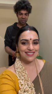 Shweta Menon Instagram - So happy and grateful to work with you @shwetha_menon chechi 😍❤️
.
.
.
.
#shwethamenon #shwethamenonofficial #indianactress #indianfilmindustry #traditionalwear #mukeshmuralimakeover #mukeshmuralimakeup #celebrityamkeupartist #boi