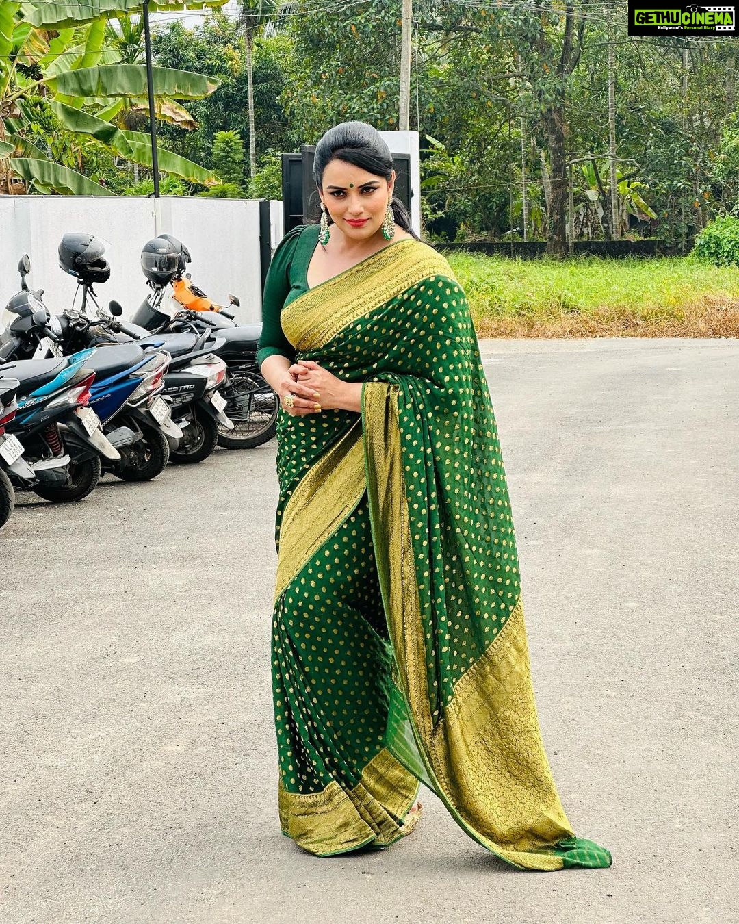 Shweta Menon Instagram - Asianet shooting with my sweet sister …………… Makeup & hairstyle………… Actress @shwetha_menon Makeup artist @avinash_s_chetia @sonybaby156 💃💃💅💅💄💋💋🌹🌹❤️❤️🥰🥰😍😍😘😘💓💓💞💞💝💝💖💖💗💗💕💕🌞🌞🛕🛕🙏🙏🧿🧿 Cochin Eranakulam Kerala India