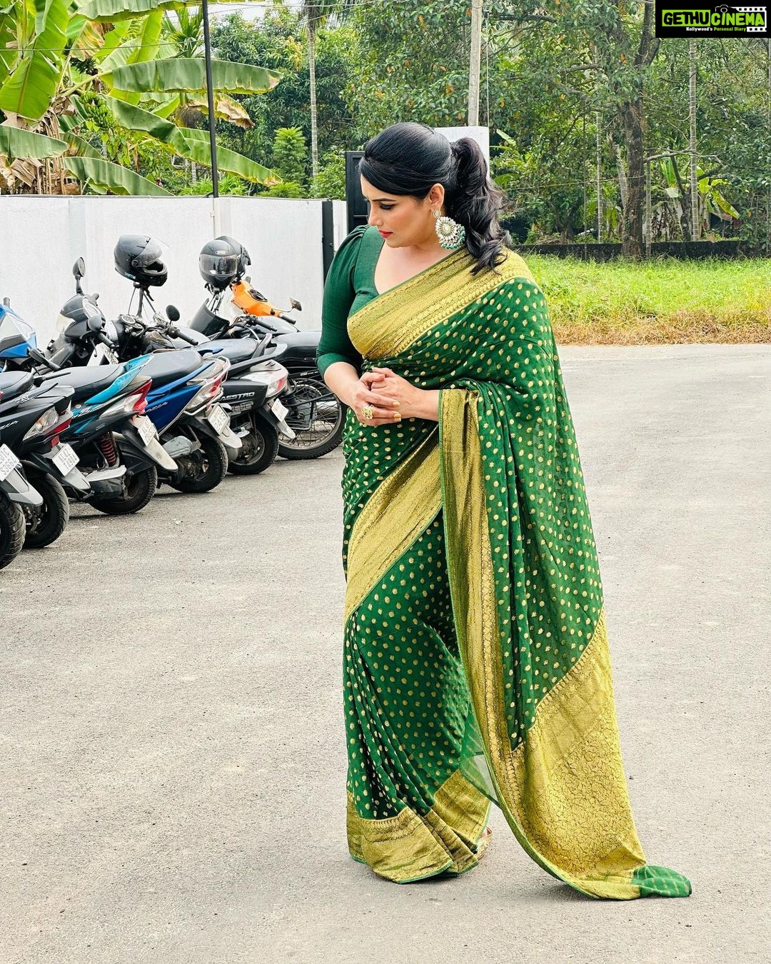 Shweta Menon Instagram - Asianet shooting with my sweet sister …………… Makeup & hairstyle………… Actress @shwetha_menon Makeup artist @avinash_s_chetia @sonybaby156 💃💃💅💅💄💋💋🌹🌹❤️❤️🥰🥰😍😍😘😘💓💓💞💞💝💝💖💖💗💗💕💕🌞🌞🛕🛕🙏🙏🧿🧿 Cochin Eranakulam Kerala India
