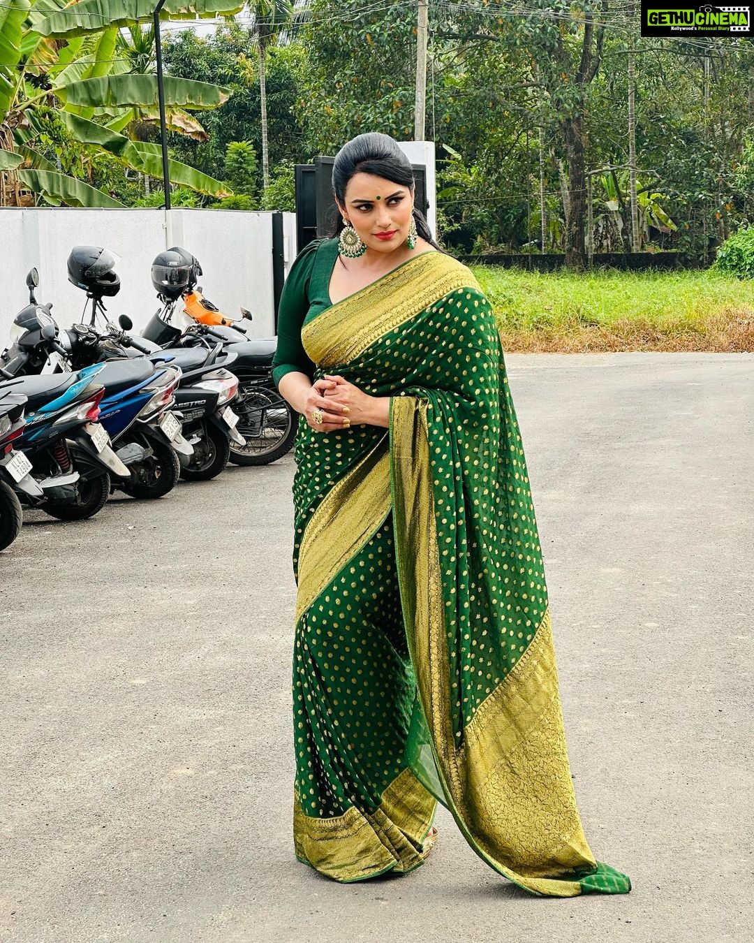 Shweta Menon Instagram - Asianet shooting with my sweet sister …………… Makeup & hairstyle………… Actress @shwetha_menon Makeup artist @avinash_s_chetia @sonybaby156 💃💃💅💅💄💋💋🌹🌹❤️❤️🥰🥰😍😍😘😘💓💓💞💞💝💝💖💖💗💗💕💕🌞🌞🛕🛕🙏🙏🧿🧿 Cochin Eranakulam Kerala India