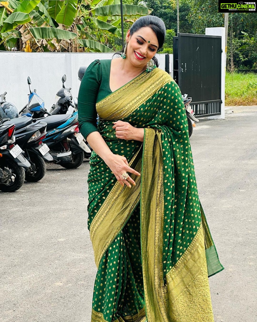 Shweta Menon Instagram - Asianet shooting with my sweet sister …………… Makeup & hairstyle………… Actress @shwetha_menon Makeup artist @avinash_s_chetia @sonybaby156 💃💃💅💅💄💋💋🌹🌹❤️❤️🥰🥰😍😍😘😘💓💓💞💞💝💝💖💖💗💗💕💕🌞🌞🛕🛕🙏🙏🧿🧿 Cochin Eranakulam Kerala India
