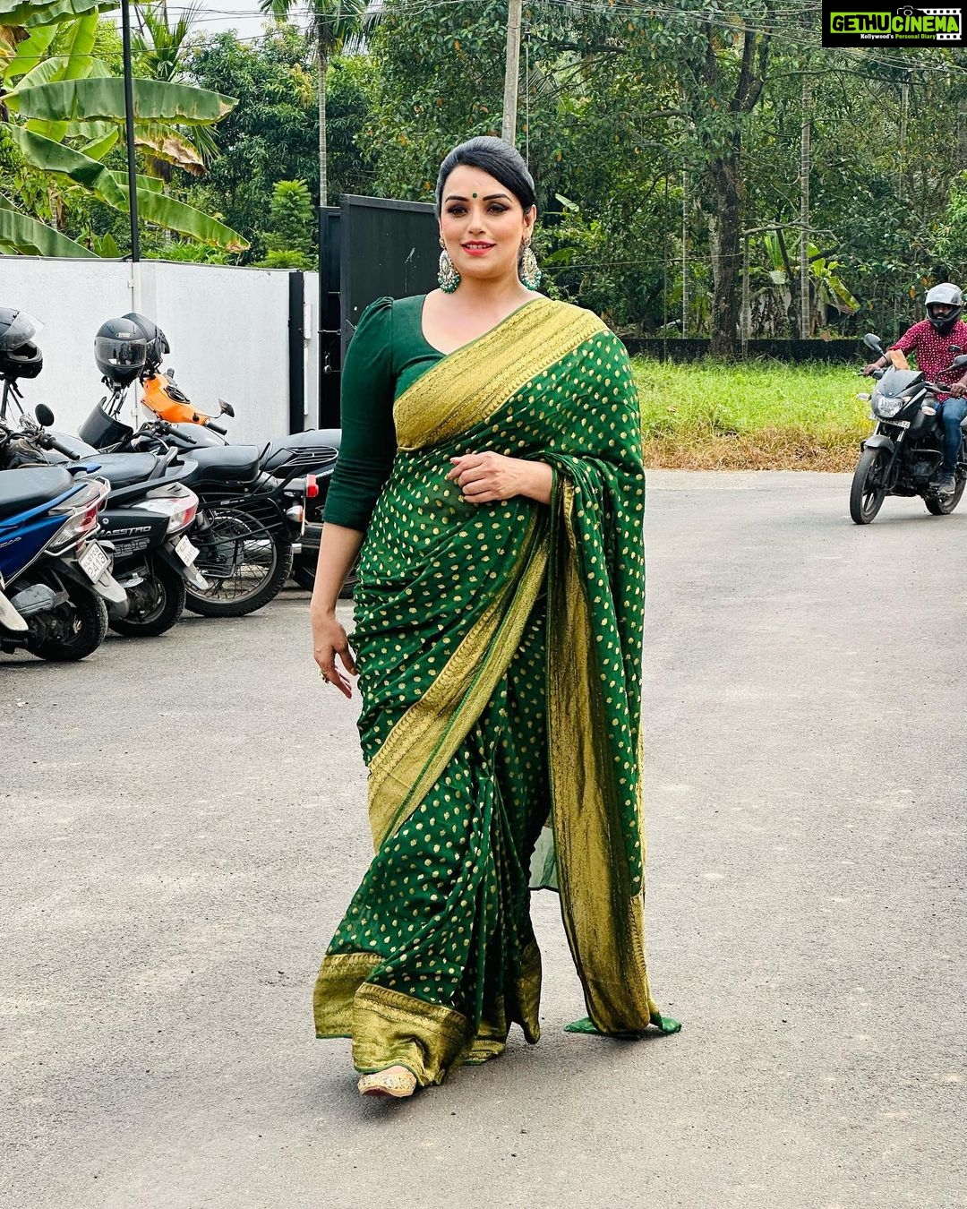 Shweta Menon Instagram - Asianet shooting with my sweet sister …………… Makeup & hairstyle………… Actress @shwetha_menon Makeup artist @avinash_s_chetia @sonybaby156 💃💃💅💅💄💋💋🌹🌹❤️❤️🥰🥰😍😍😘😘💓💓💞💞💝💝💖💖💗💗💕💕🌞🌞🛕🛕🙏🙏🧿🧿 Cochin Eranakulam Kerala India