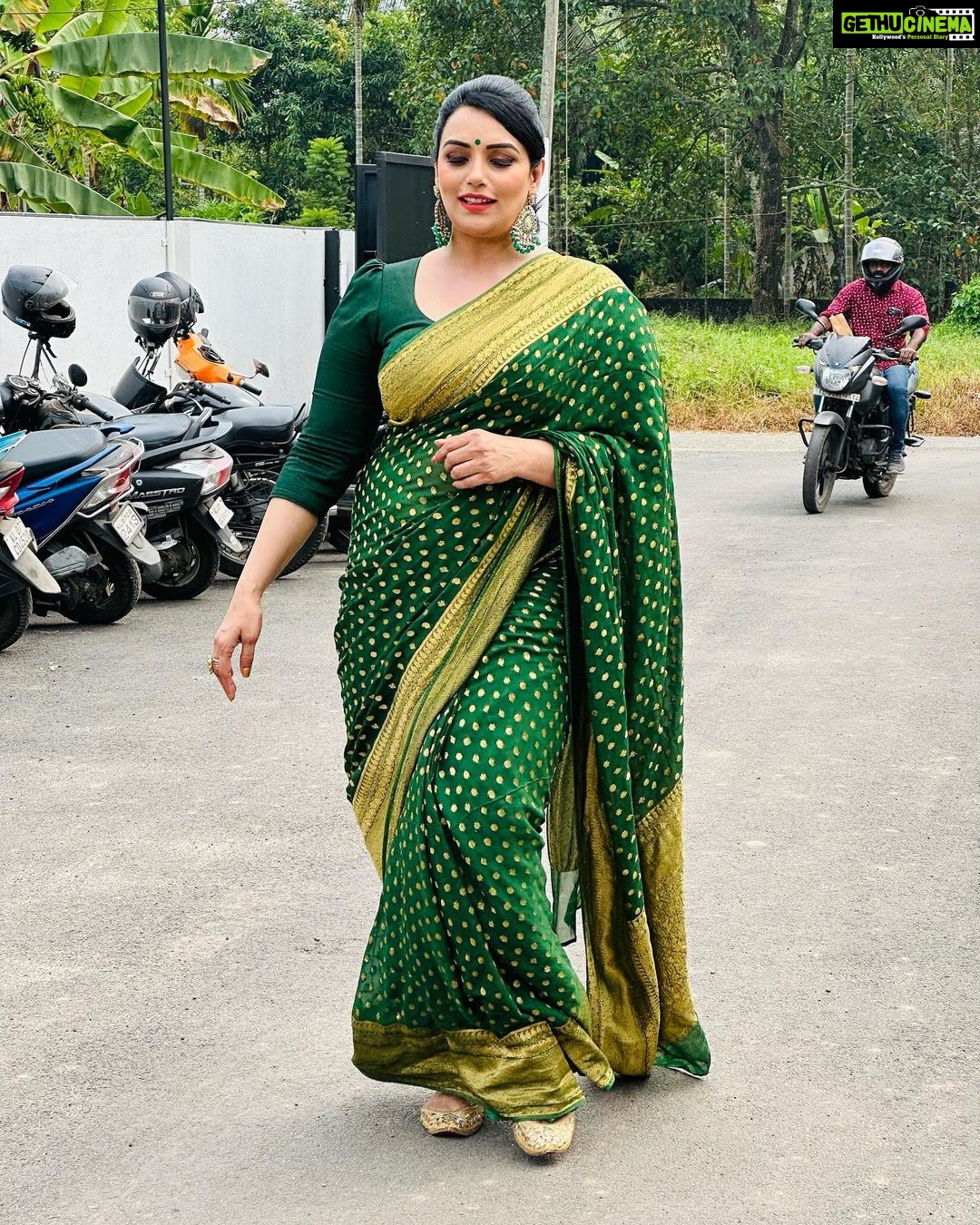 Shweta Menon Instagram - Asianet shooting with my sweet sister …………… Makeup & hairstyle………… Actress @shwetha_menon Makeup artist @avinash_s_chetia @sonybaby156 💃💃💅💅💄💋💋🌹🌹❤️❤️🥰🥰😍😍😘😘💓💓💞💞💝💝💖💖💗💗💕💕🌞🌞🛕🛕🙏🙏🧿🧿 Cochin Eranakulam Kerala India