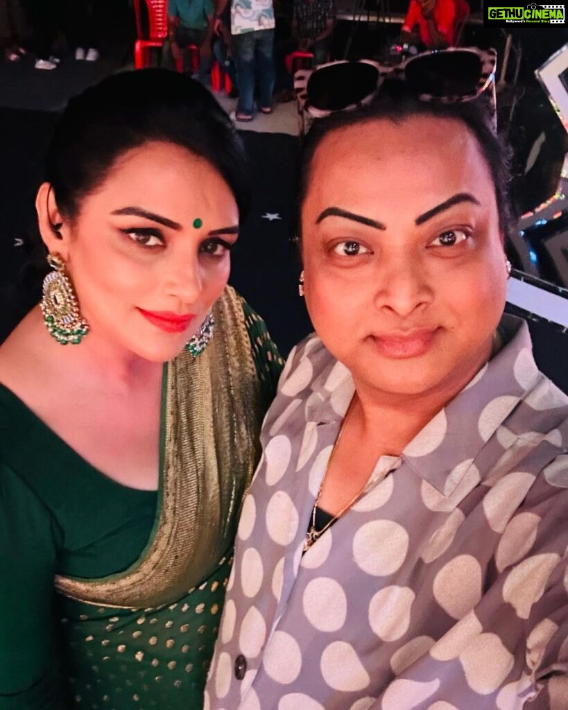 Shweta Menon Instagram - Asianet shooting with my sister…….. Makeup & Hairstyle………. Actress @shwetha_menon Makeup Artist @avinash_s_chetia @sonybaby156 💄💄💋💋💅💅💃💃🥰🥰😍😍😘😘❤️❤️🌹🌹💞💞💕💕💓💓💗💗💖💗💝💝🧿🧿 Ernakulam City, Kerala