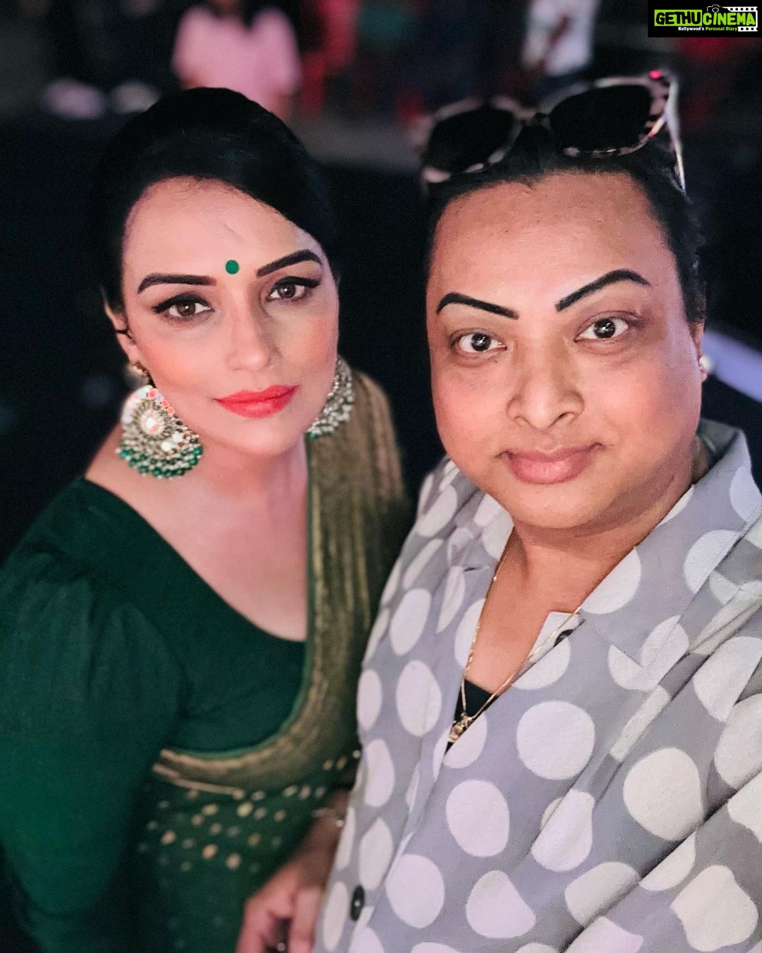 Shweta Menon Instagram - Asianet shooting with my sister…….. Makeup & Hairstyle………. Actress @shwetha_menon Makeup Artist @avinash_s_chetia @sonybaby156 💄💄💋💋💅💅💃💃🥰🥰😍😍😘😘❤️❤️🌹🌹💞💞💕💕💓💓💗💗💖💗💝💝🧿🧿 Ernakulam City, Kerala