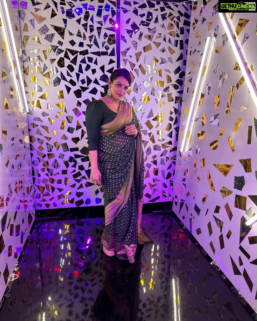 Shweta Menon Instagram - Asianet shooting with my sister…….. Makeup & Hairstyle………. Actress @shwetha_menon Makeup Artist @avinash_s_chetia @sonybaby156 💄💄💋💋💅💅💃💃🥰🥰😍😍😘😘❤️❤️🌹🌹💞💞💕💕💓💓💗💗💖💗💝💝🧿🧿 Ernakulam City, Kerala