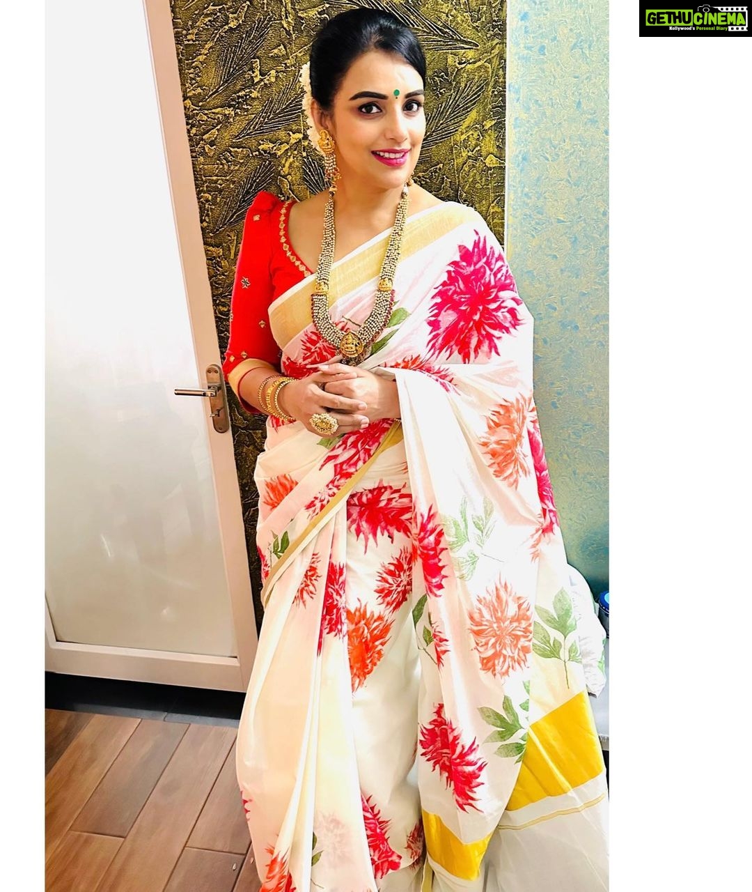 Shweta Menon Instagram - Being traditional is being classy …❤️ Beautiful handprinted saree from @turmerikofficial paired with handcrafted blouse from @raimes_designerboutique Accessories: @seeruscollections MUA : @avinash_s_chetia #stylingdiaries #shwethamenon #drapetales #saree