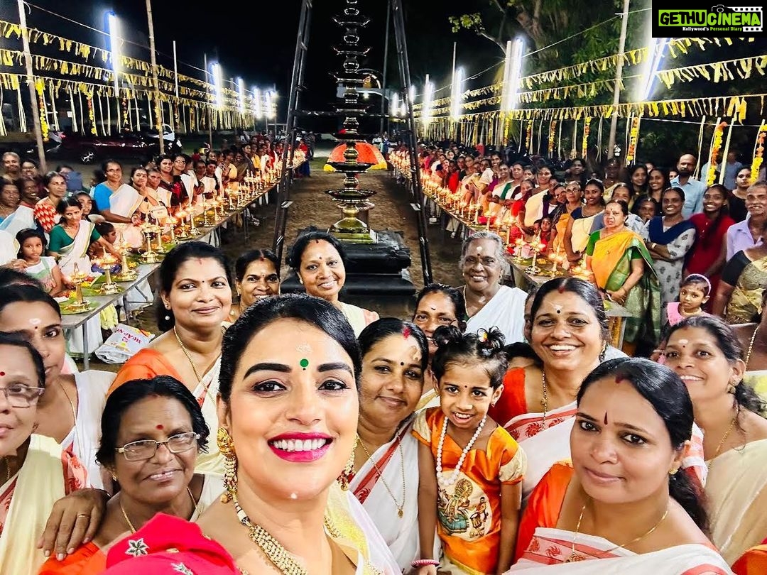 Shweta Menon Instagram - ॐ श्री लक्ष्मी-नारायणाय नमः #ShwethaMenon Stylist : @tharunya_vk Saree : @turmerikofficial Blouse : @raimesdesignerboutique Accessories: @seeruscollections MUA : @avinash_s_chetia Sree Lakshmi Narayana Temple Kumbalam