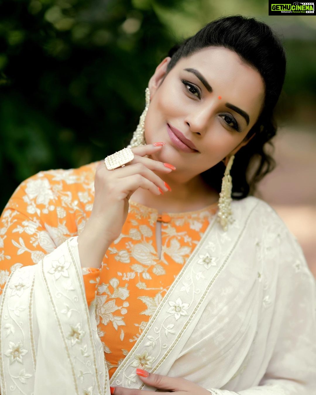 Shweta Menon Instagram - Stylist: @tharunya_vk Wardrobe: @houseofemkay Accessories: @kaya_online_ MUA : @avinash_s_chetia Shots : @akhil_photography_tvm Nails by : @_nail_on_sale_