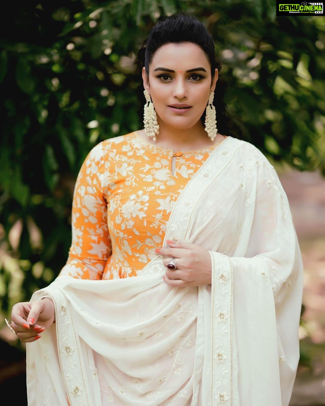 Shweta Menon Instagram - Stylist: @tharunya_vk Wardrobe: @houseofemkay Accessories: @kaya_online_ MUA : @avinash_s_chetia Shots : @akhil_photography_tvm Nails by : @_nail_on_sale_