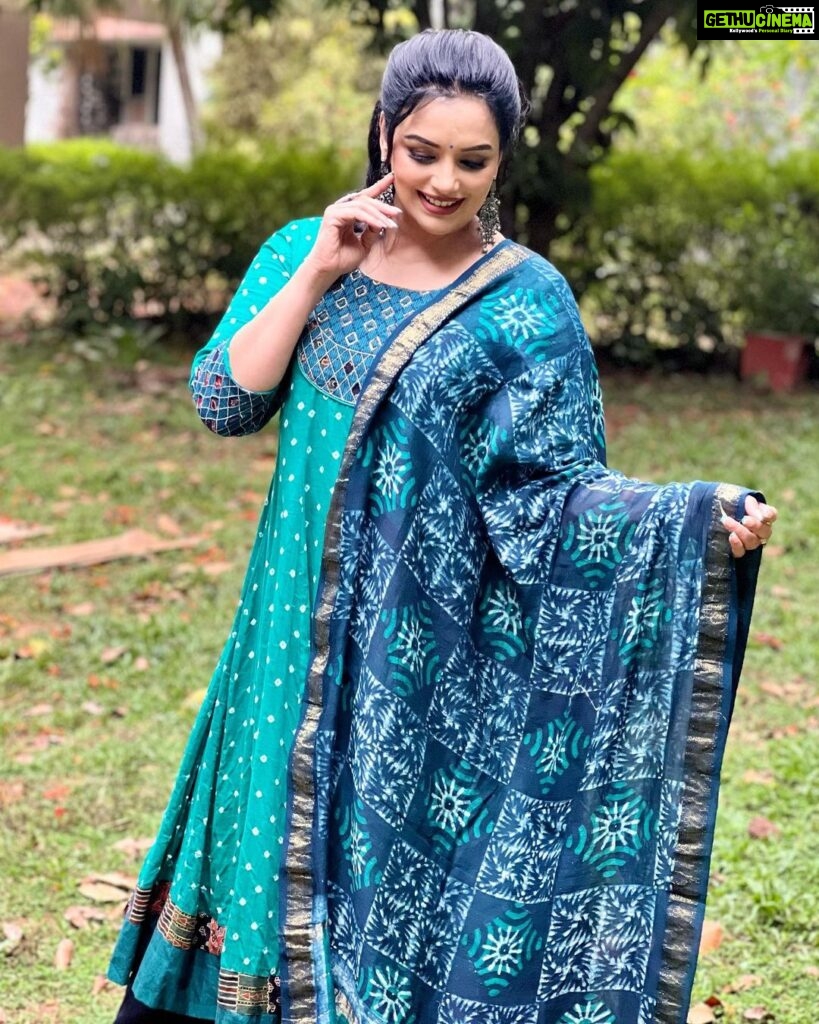 Shweta Menon Instagram - #shwethamenon Stylist : @tharunya_vk Wardrobe: @byhand.in Accessories: @accessorize_with_ruhnaal Nails by : @_nail_on_sale_ MUA : @sijanmakeupartist
