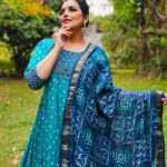 Shweta Menon Instagram – #shwethamenon 
Stylist : @tharunya_vk
Wardrobe: @byhand.in
Accessories: @accessorize_with_ruhnaal
Nails by : @_nail_on_sale_
MUA : @sijanmakeupartist