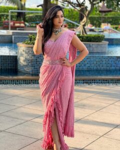 Shweta Tiwari Instagram - Styled by @stylingbyvictor @sohail__mughal___
Outfit- @aartimahtani
Accessories - @jet_gems
Assisted by- @stylevanitywithaarya @styleby_antara