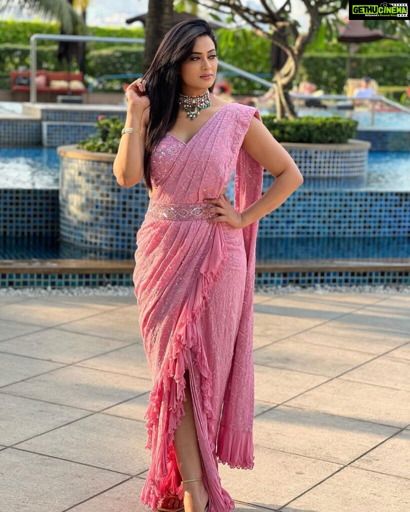 Shweta Tiwari Instagram - Styled by @stylingbyvictor @sohail__mughal___ Outfit- @aartimahtani Accessories - @jet_gems Assisted by- @stylevanitywithaarya @styleby_antara