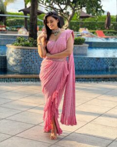 Shweta Tiwari Instagram - Styled by @stylingbyvictor @sohail__mughal___
Outfit- @aartimahtani
Accessories - @jet_gems
Assisted by- @stylevanitywithaarya @styleby_antara