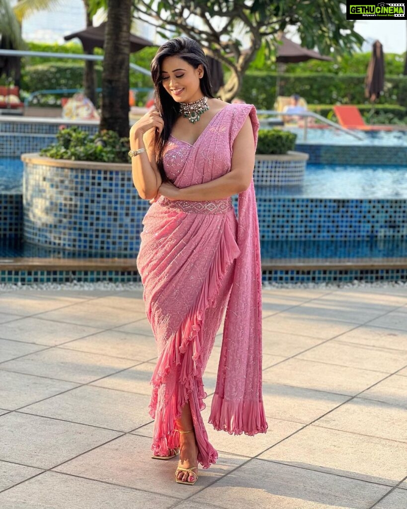 Shweta Tiwari Instagram - Styled by @stylingbyvictor @sohail__mughal___ Outfit- @aartimahtani Accessories - @jet_gems Assisted by- @stylevanitywithaarya @styleby_antara