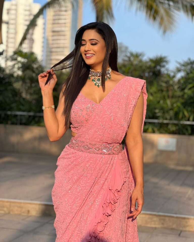 Shweta Tiwari Instagram - Styled by @stylingbyvictor @sohail__mughal___ Outfit- @aartimahtani Accessories - @jet_gems Assisted by- @stylevanitywithaarya @styleby_antara