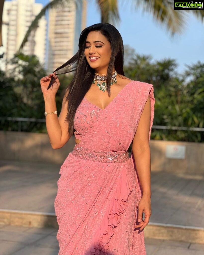 Shweta Tiwari Instagram - Styled by @stylingbyvictor @sohail__mughal___ Outfit- @aartimahtani Accessories - @jet_gems Assisted by- @stylevanitywithaarya @styleby_antara