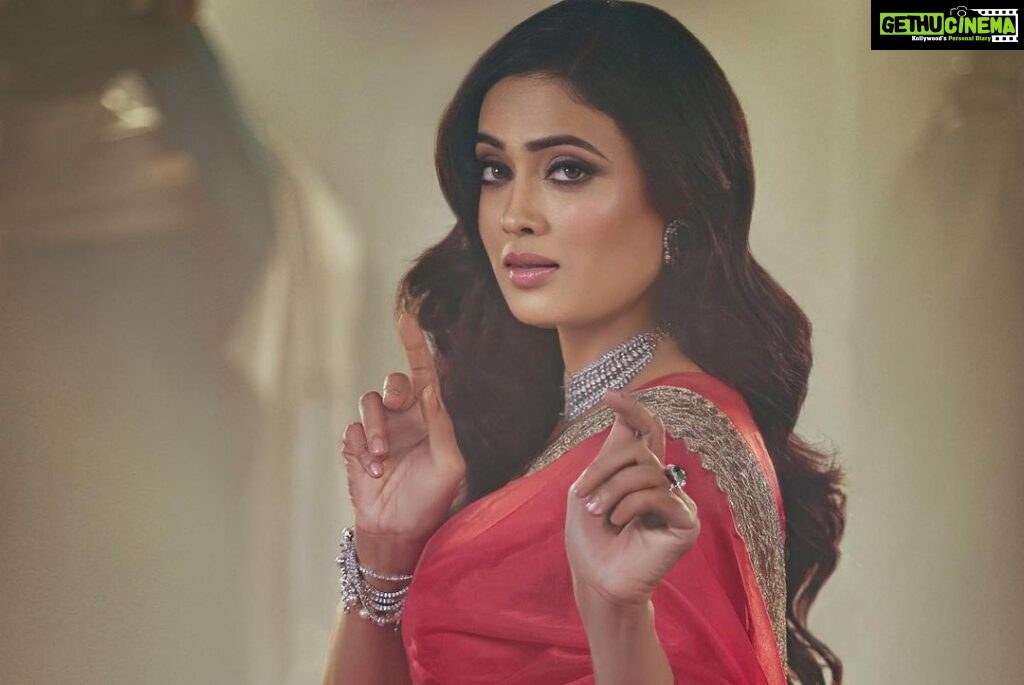 Shweta Tiwari Instagram - Kalakaar: Presenting the @glariconic 2023 calendar Photography @amitkhannaphotography Styling @stylingbyvictor @sohail__mughal___ Hair @sunny_hairr Saree @victor_robinsonofficial Jewellery @goldsmiths_jewellery Reel by @openwindow._ Logistics @tshodenyb Venue partner @pocolocotapasandbar Collabs Partner and Studio partner @maximus_collabs_ Gifting partners @peterjperfumes @ambraee_ @saranyajewellery_ @rubans.in