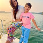 Shweta Tiwari Instagram - Meri Duniya tuhi re…! #nanhayatri #travelpartner
