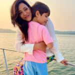 Shweta Tiwari Instagram - Meri Duniya tuhi re…! #nanhayatri #travelpartner