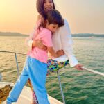 Shweta Tiwari Instagram - Meri Duniya tuhi re…! #nanhayatri #travelpartner