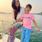 Shweta Tiwari Instagram - Meri Duniya tuhi re…! #nanhayatri #travelpartner
