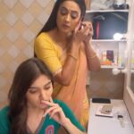 Shweta Tiwari Instagram - When Appu maa is explaining us the scene😜 Mai hoon Aparajita on @zeetv at 7:30 , Mon-Sun🧡 #maihoonaparajita #Zeetv #Aparajita #Disha