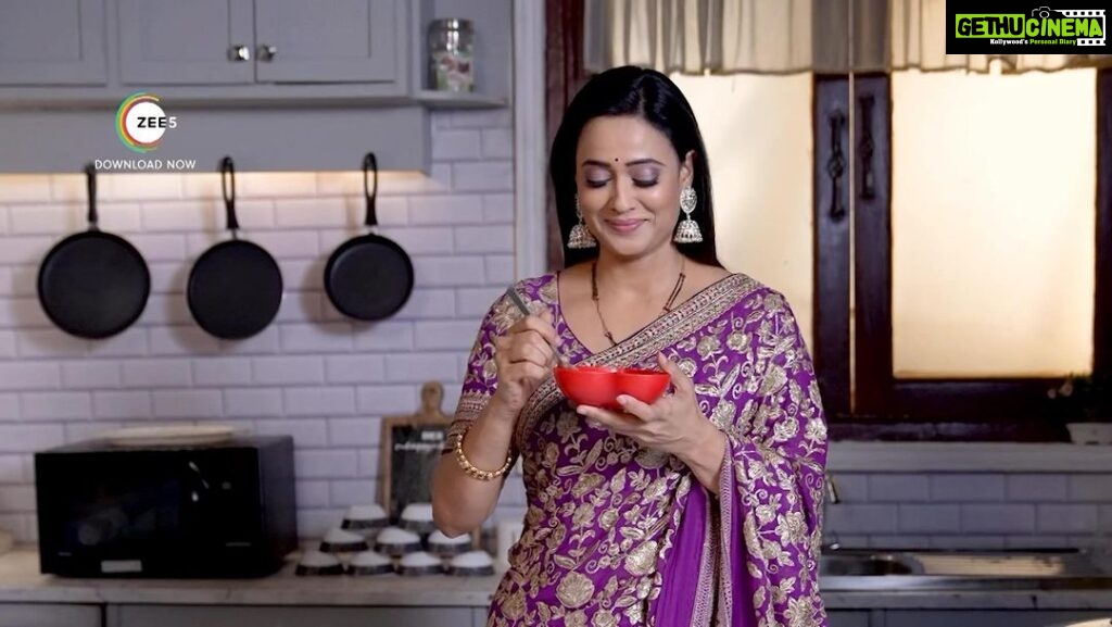 Shweta Tiwari Instagram - Jaanna chahte ho mera Karara Jawaab? Watch the complete video only on @zee5 #ShwetaKaKararaJawab with @saffola.foodie @maricocareers #MaricoLimited #MaricoBrands #Marico #ad