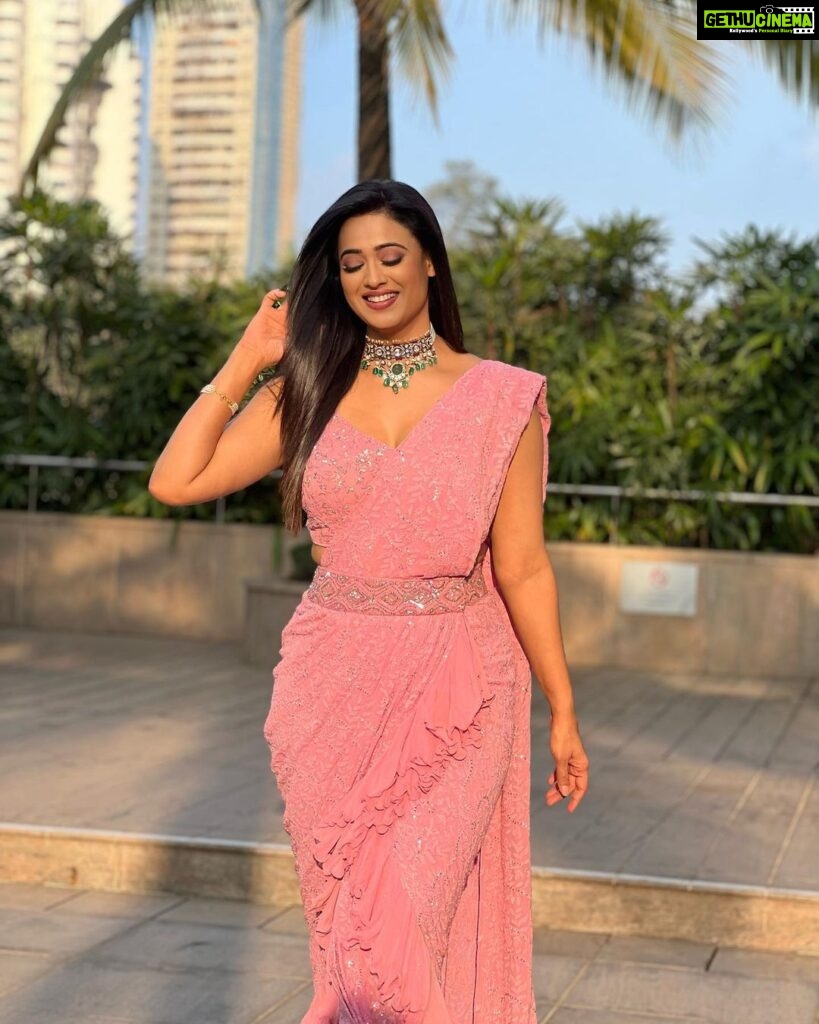 Shweta Tiwari Instagram - Styled by @stylingbyvictor @sohail__mughal___ Outfit- @aartimahtani Accessories - @jet_gems Assisted by- @stylevanitywithaarya @styleby_antara