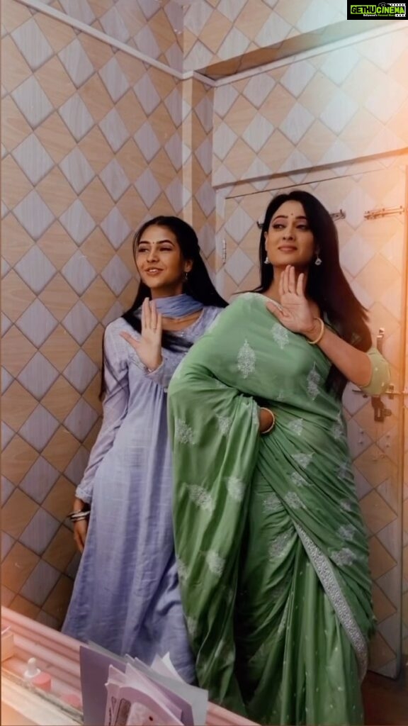 Shweta Tiwari Instagram - Isse padhai ke alawa sab aata hai😂 #chavvi #maihoonaparajita @anushka_merchande 💃🏻
