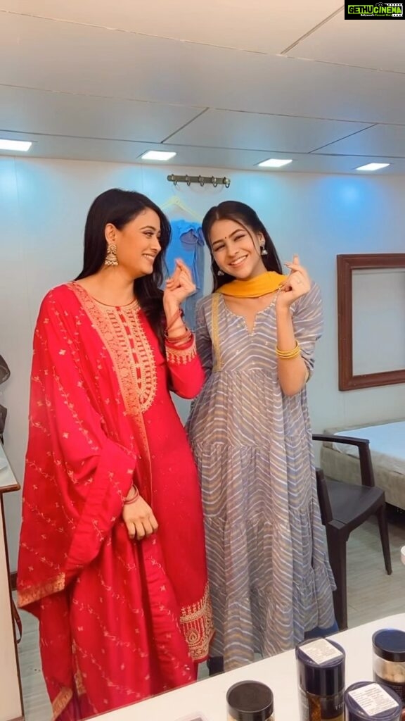 Shweta Tiwari Instagram - Teaching latest trends to these “new bees” is like..phew..! But we managed.. What say my Darling student @shweta.tiwari 😜 #reels #reel #reelsinstagram #explore #foryou #trending