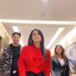 Shweta Tiwari Instagram - That was a #1takechallenge by @payalsoniiiiii & i guess we aced it, what say @shweta.tiwari 😉😉. #whenwedance 🎉🎉 . #jhoomejopathaan #reels #bffs
