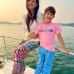 Shweta Tiwari Instagram - Meri Duniya tuhi re…! #nanhayatri #travelpartner