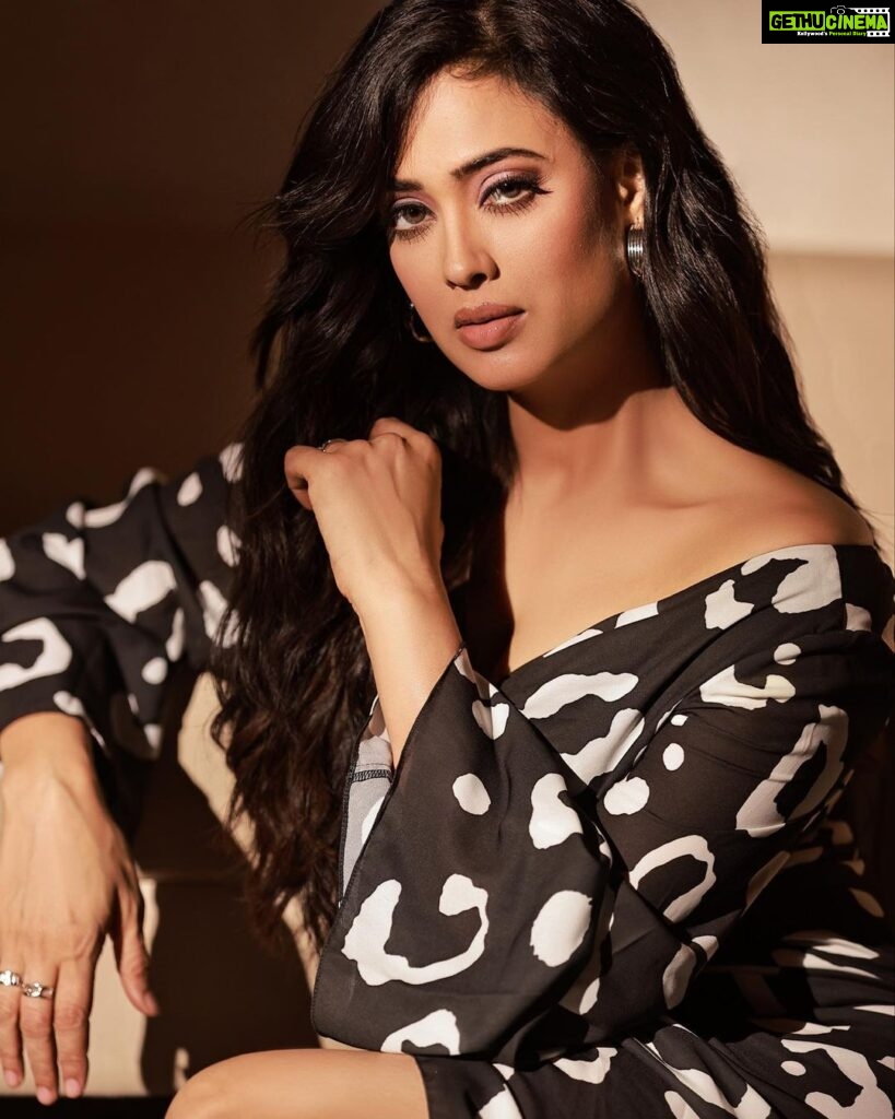 Shweta Tiwari Instagram - Go on, Burn a while! Styled by @stylingbyvictor @sohail__mughal___ Assisted by @styleby_antara Outfit @kostume_county Earrings @rubans.in Clicked by @amitkhannaphotography Hair @hair_by_rahulsharma Makeup @durgedeepak76 Location @novotelmumbaiairport