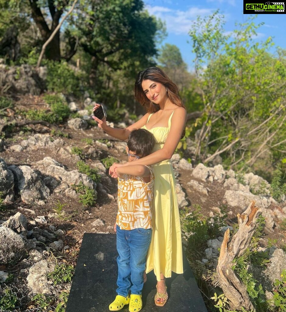 Shweta Tiwari Instagram - Picnic in the mountains 🧺 @thewestinhimalayas