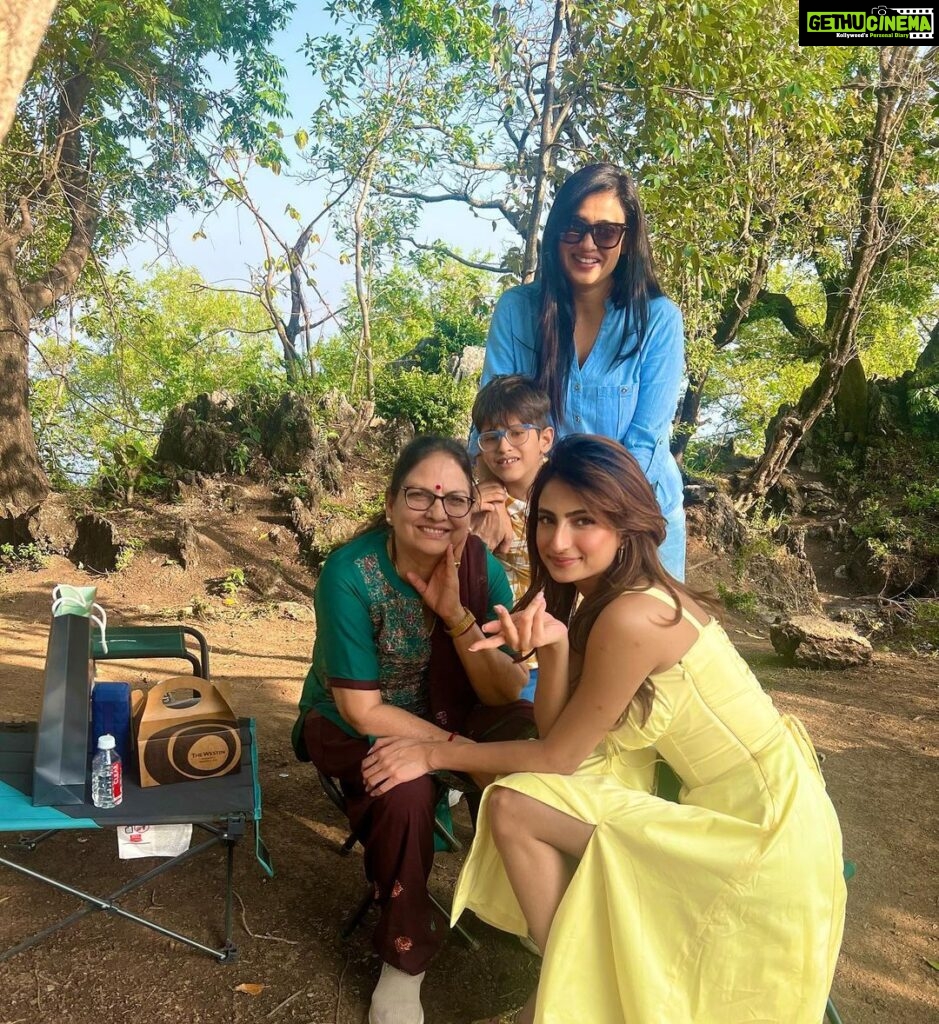 Shweta Tiwari Instagram - Picnic in the mountains 🧺 @thewestinhimalayas