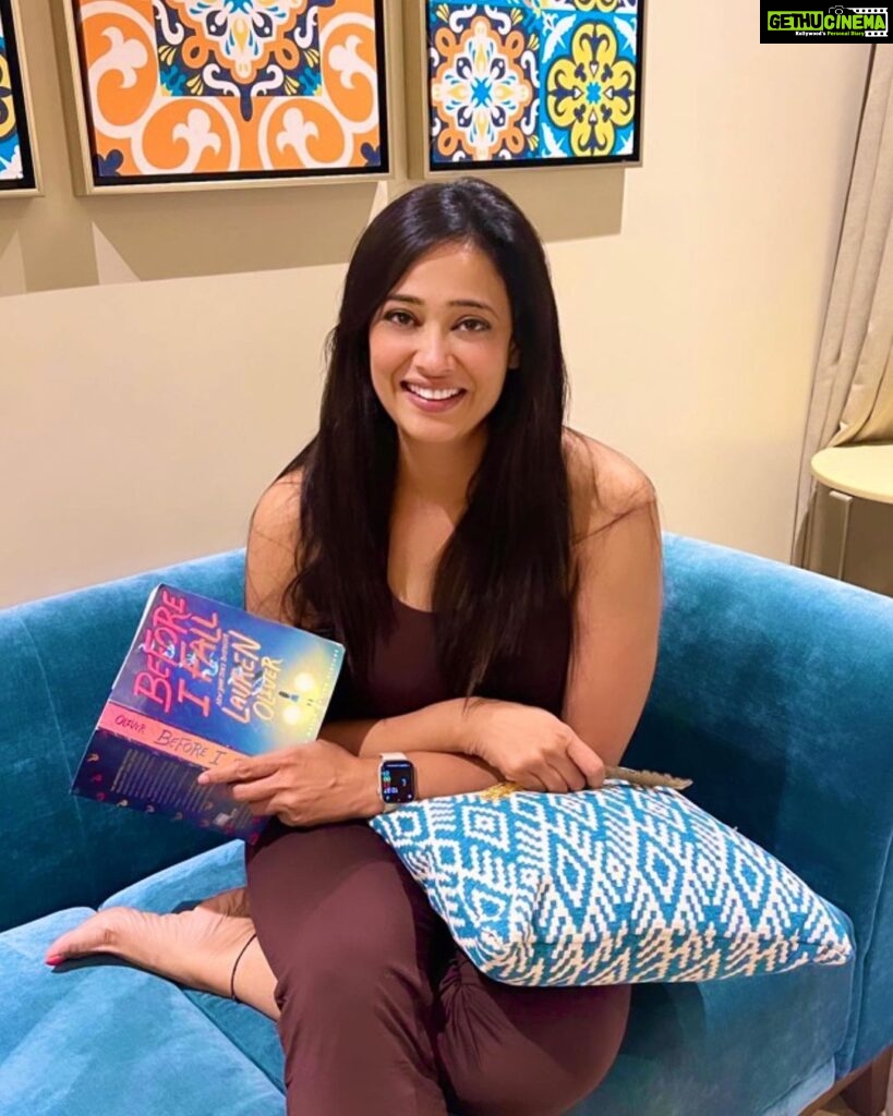 Shweta Tiwari Instagram - Trying to make time to do what makes my soul happy… 📖