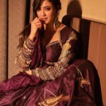 Shweta Tiwari Instagram - जो नहीं मिला..उसी की चाहत रखती है! मिल जाए…फिर क़दर कहाँ रहती है! Clicked by @amitkhannaphotography Styled by @sohail__mughal___ @stylingbyvictor Assisted by @styleby_antara Outfit @youngberry_official Jewellery @rubans.in Hair @hair_by_rahulsharma Makeup @durgedeepak76 Novotel Mumbai International Airport