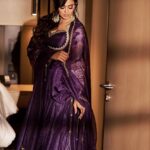 Shweta Tiwari Instagram - जो नहीं मिला..उसी की चाहत रखती है! मिल जाए…फिर क़दर कहाँ रहती है! Clicked by @amitkhannaphotography Styled by @sohail__mughal___ @stylingbyvictor Assisted by @styleby_antara Outfit @youngberry_official Jewellery @rubans.in Hair @hair_by_rahulsharma Makeup @durgedeepak76 Novotel Mumbai International Airport
