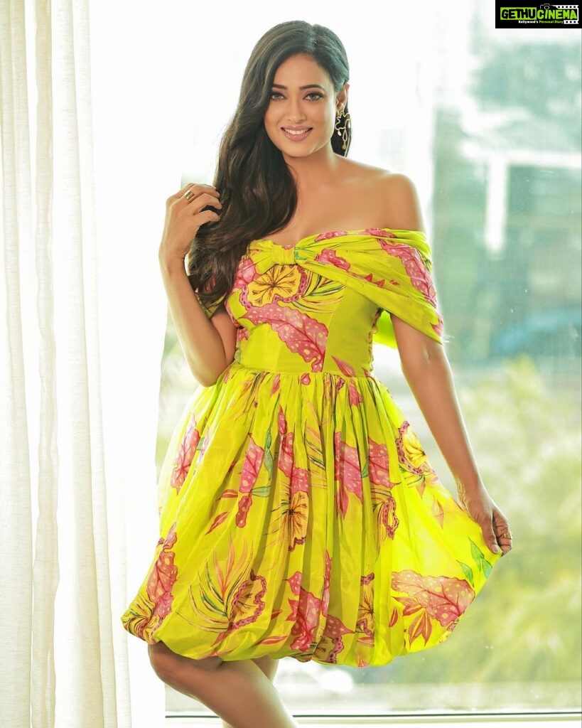 Shweta Tiwari Instagram - Sunshine ☀️ Styled by @stylingbyvictor @sohail__mughal___ Clicked by @amitkhannaphotography Assisted by @styleby_antara Outfit @labelpsb Jewellery @azgaofficial Rings @sianofficial_ Hair @hair_by_rahulsharma Makeup @durgedeepak76 Location @novotelmumbaiairport