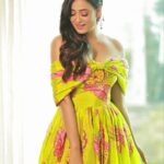 Shweta Tiwari Instagram – Sunshine ☀️ 

Styled by @stylingbyvictor @sohail__mughal___
Clicked by @amitkhannaphotography
Assisted by @styleby_antara 
Outfit @labelpsb
Jewellery @azgaofficial
Rings @sianofficial_
Hair @hair_by_rahulsharma
Makeup @durgedeepak76
Location @novotelmumbaiairport