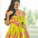 Shweta Tiwari Instagram - Sunshine ☀️ Styled by @stylingbyvictor @sohail__mughal___ Clicked by @amitkhannaphotography Assisted by @styleby_antara Outfit @labelpsb Jewellery @azgaofficial Rings @sianofficial_ Hair @hair_by_rahulsharma Makeup @durgedeepak76 Location @novotelmumbaiairport