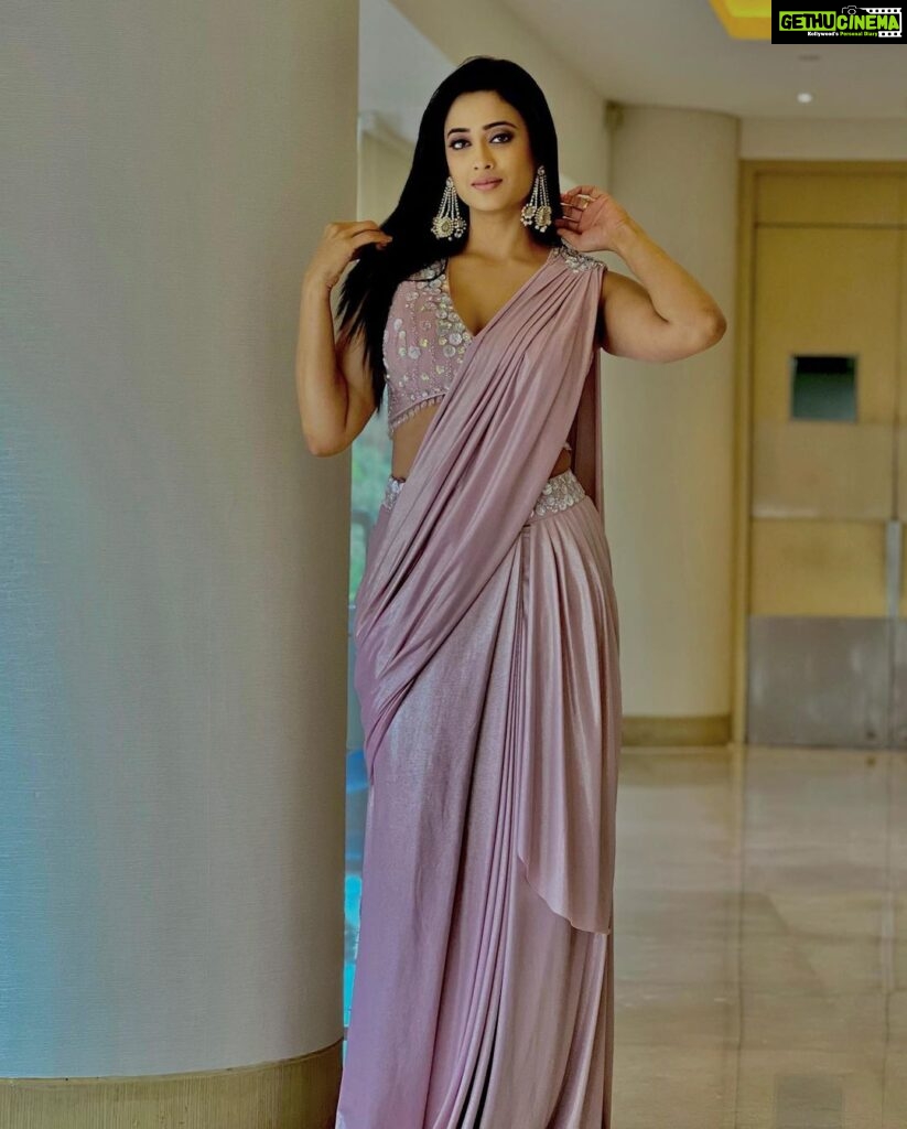 Shweta Tiwari Instagram - Saree @seasonsmumbai Accessories @aulerthofficial Styled by @stylingbyvictor @sohail__mughal___ Assisted by @styleby_antara