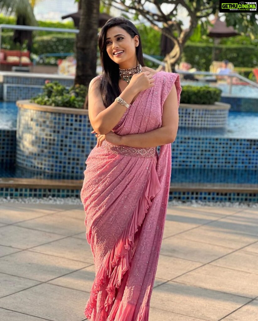 Shweta Tiwari Instagram - Styled by @stylingbyvictor @sohail__mughal___ Outfit- @aartimahtani Accessories - @jet_gems Assisted by- @stylevanitywithaarya @styleby_antara
