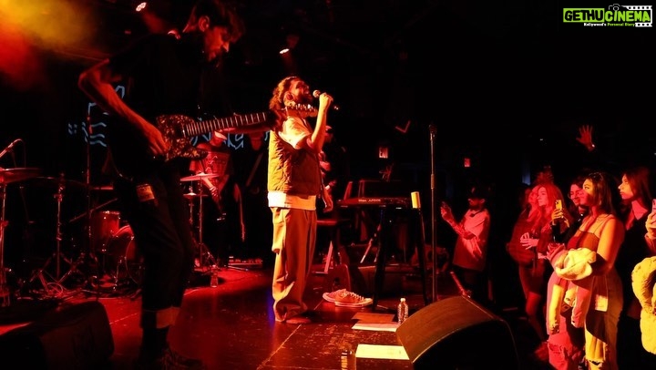 Sid Sriram Instagram - A bit of “Came Along” from a few weeks ago at LPR in NY with @evanguymandude. Rest of the squad in the back radiating only the greatest vibes 🎥: @tejxpatel All love