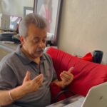 Siddhi Idnani Instagram - Appreciation Post for my dad, my bestest friend. So much of who I am is truly because of my parents. My biggest support system. 💜🧿 Saw him conduct a class for the underprivileged children from Rajasthan, absolutely probOno. On a holiday.. couldn’t help but feel so much pride, went against his will to record this small clip just to show the world how it’s the smallest of things that truly matter. Do good, and only good will happen. 🥰 I LOVEE YOU @ashokidnani You too Amma @falgunidave10 😋😘