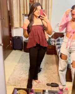 Siddhi Idnani Instagram - 🌻🥰🌸🌈💜🧿